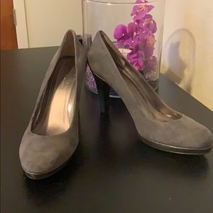Bandolino grey suede pumps. Never worn!